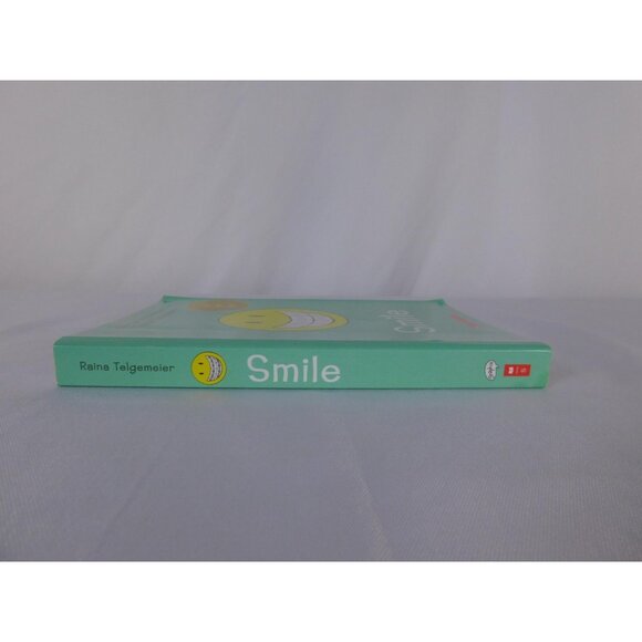 Smile Raina Telgemeier Graphic Novel Book Softcover Eisner Winner Scholastic Kid - Picture 3 of 5